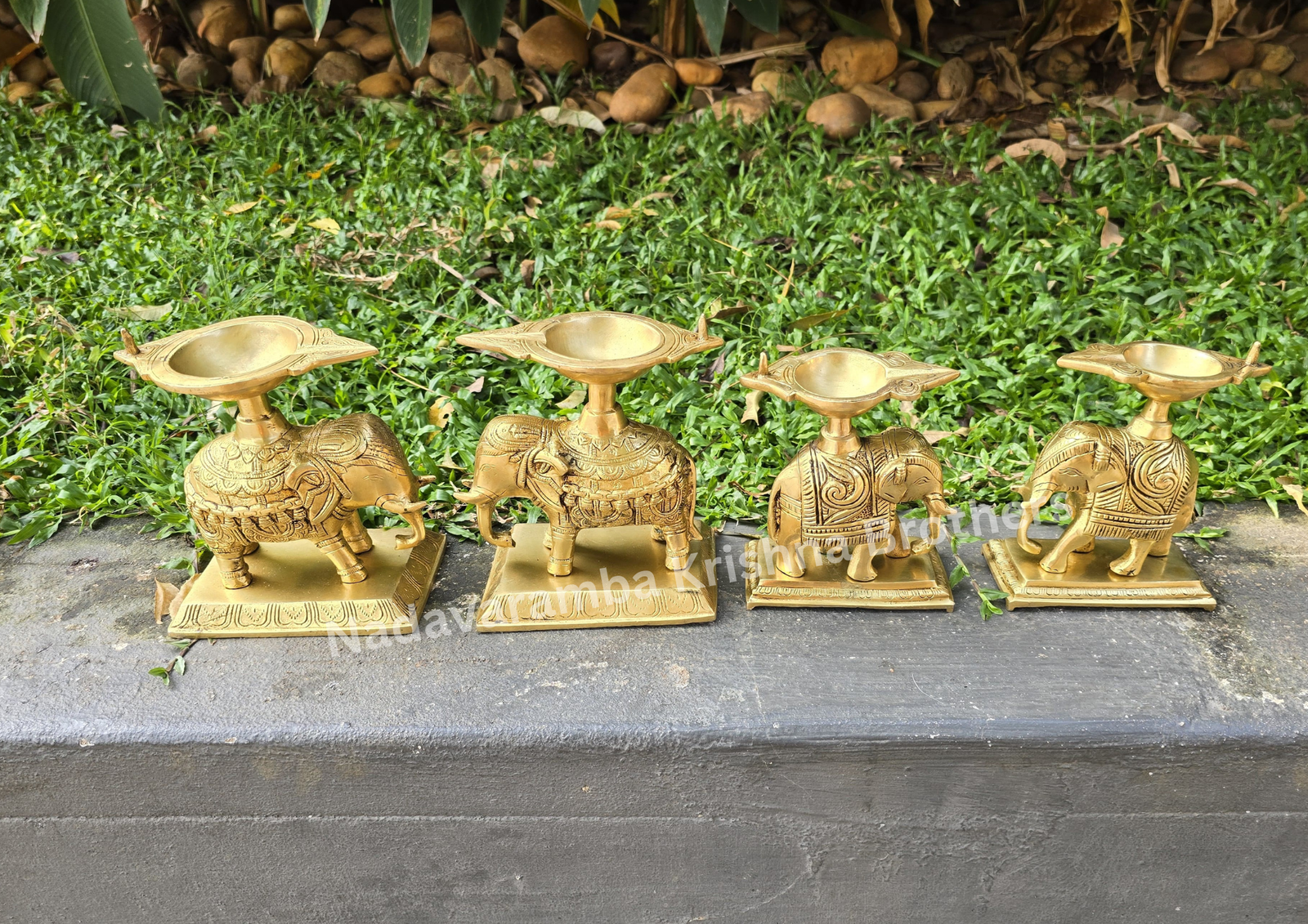 Yanai Vilakku Type III/Elephant Lamp